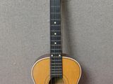 une guitare acoustique posée sur un tapis rouge