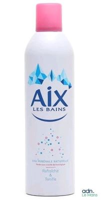 une image représentant une bouteille d'eau avec un bouchon rose