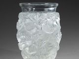 un vase en verre recouvert d'une épaisse couche de givre