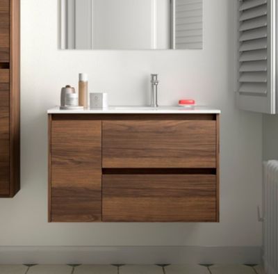 une salle de bains équipée d'un lavabo, d'un miroir et d'une armoire