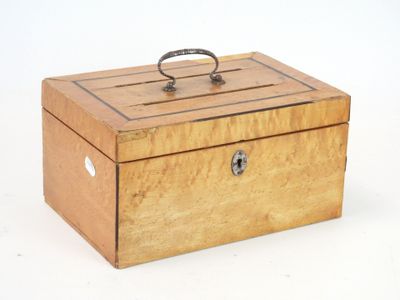 une petite boîte en bois munie d'une poignée