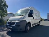 la camionnette blanche est garée sur le parking à côté du bâtiment