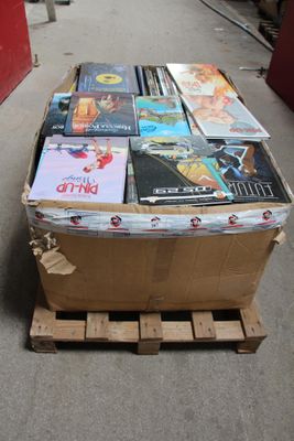 une caisse remplie de DVD posée sur une palette
