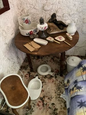 une petite table sur laquelle sont posées des tasses à thé et des théières