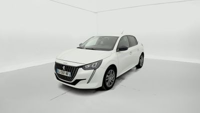 une voiture blanche dans une pièce blanche au sol blanc