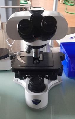 un microscope posé sur une table dans une pièce