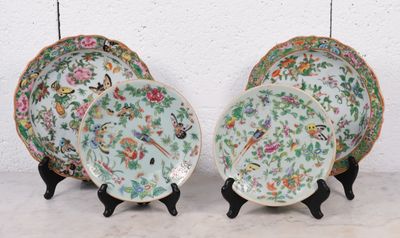 paire d'assiettes chinoises de style « famille » sur socles