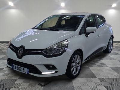 la voiture blanche est garée sur un sol en damier dans le garage