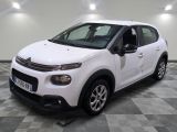 la citrole blanche est garee sur un carrelage en damier