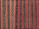 une photo en gros plan d'un tapis rayé rouge et noir