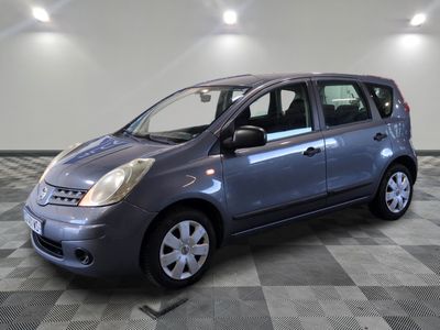 la photo d'une petite voiture grise garée dans un garage