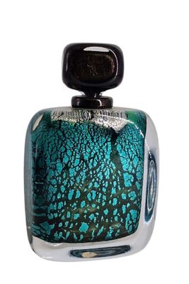 une image représentant une bouteille en verre ornée d'un motif bleu et noir