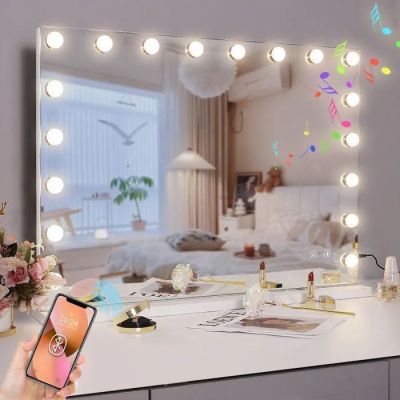 une personne en train de prendre une photo d'un miroir avec son téléphone portable