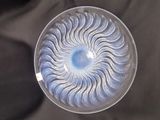 un bol en verre avec un tourbillon bleu à l'intérieur