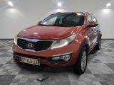 Le SUV rouge est garé dans le garage, sur un sol à damier.