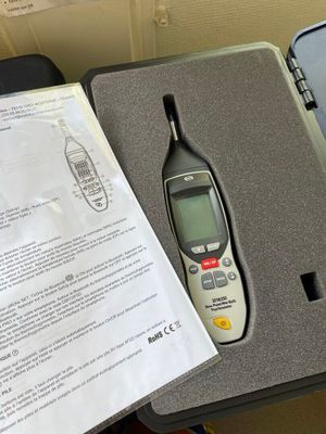 une boîte contenant une télécommande et un document