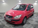 la photo d'une voiture rouge garée dans un garage