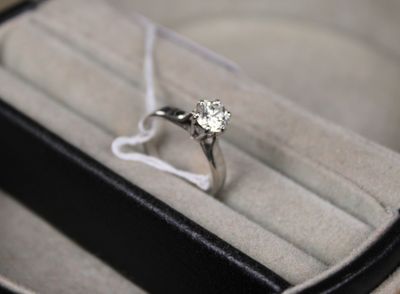 une bague qui se trouve dans une boîte sur une table