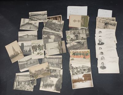 de nombreuses vieilles photos d'hommes et de femmes posées sur la table