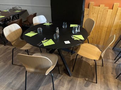 de nombreuses chaises disposées autour d'une table ronde dans une pièce