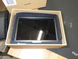 une boîte contenant une tablette, posée sur une table