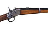 un fusil avec un canon en bois sur fond blanc