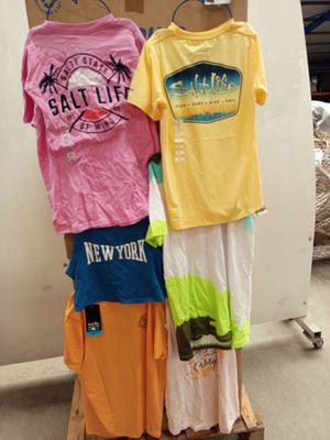 deux planches de surf et une planche de surf exposées dans un magasin