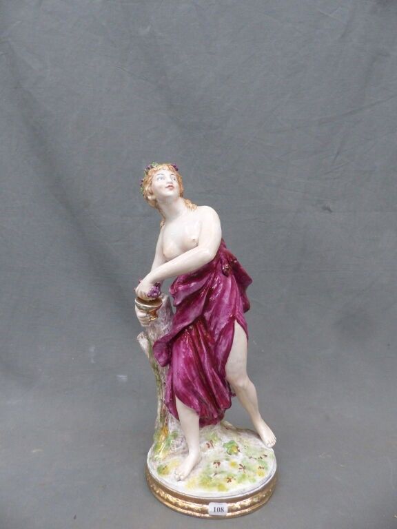 NAPLES, CAPODIMONTE - vers 1900 Jeune femme à la coupe de raisins Sujet en porcelaine polychrome. H. 34,5 cm