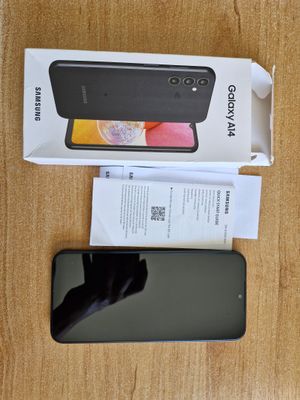 une boîte avec un téléphone à l'intérieur sur une table