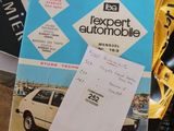 un livre sur lequel figure l'image d'une voiture