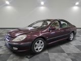 une photo d'une voiture bordeaux garée dans un garage