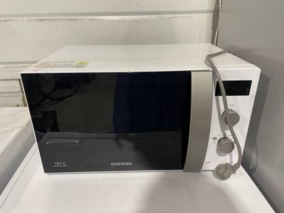 un micro-ondes posé sur une machine à laver