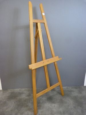 un chevalet en bois appuyé contre un mur