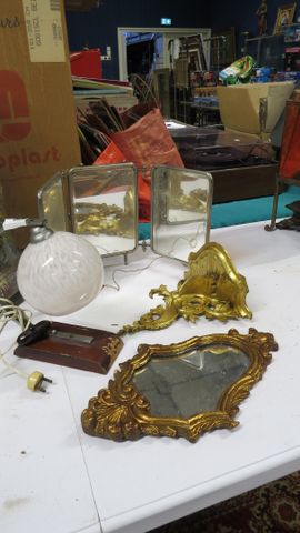 Miroir triptyque, lampe à poser, petite console en bois doré et p...