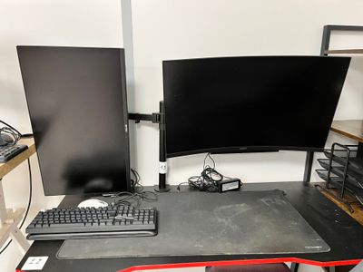 un bureau d'ordinateur équipé de deux écrans et d'un clavier
