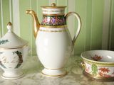 trois types de vases différents posés sur une table