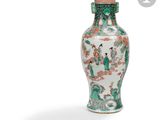 un vase posé sur une surface blanche