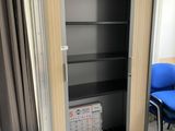 une chaise bleue posée devant une bibliothèque