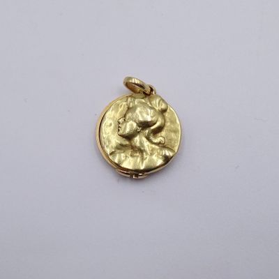 gros plan d'une pièce d'or sur une surface blanche