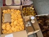 Plusieurs cartons de nourriture sont posés par terre, les uns à côté des autres.
