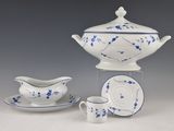 un service en porcelaine bleue et blanche comprenant une soucoupe, une tasse, une soucoupe et une soucoupe