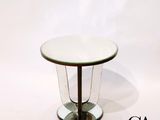 une petite table avec un plateau en verre sur fond blanc
