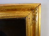 une photo d'un miroir encadré d'or accroché au mur