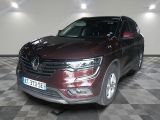 une photo d'une voiture de couleur bordeaux dans un showroom