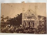 une vieille photo d'une église avec une foule de gens