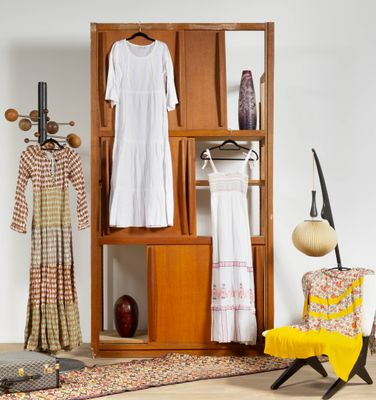 une photo d'un placard contenant des vêtements et une chaise