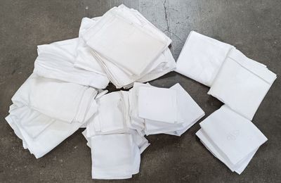Lot de linge à fil dont serviettes chiffrées, décor en damie…