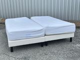 deux matelas blancs empilés l'un sur l'autre dans un parking