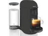 une cafetière noire avec une tasse de café à côté