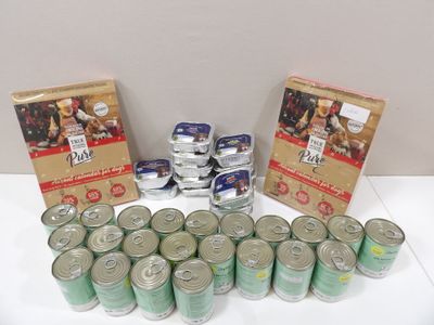 de nombreuses boîtes de conserve alignées les unes à côté des autres sur une table